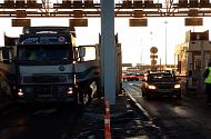 Дальнобойщики в Петербурге заблокировали выезды на платную дорогу-3