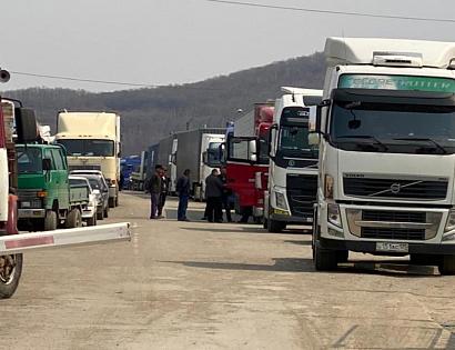 В Приморье на границе с Китаем застряли сотни грузовиков фото №1