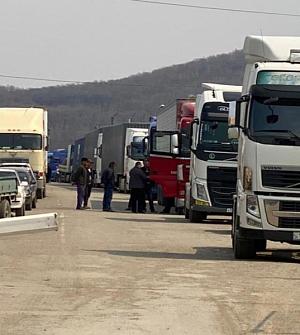 В Приморье на границе с Китаем застряли сотни грузовиков